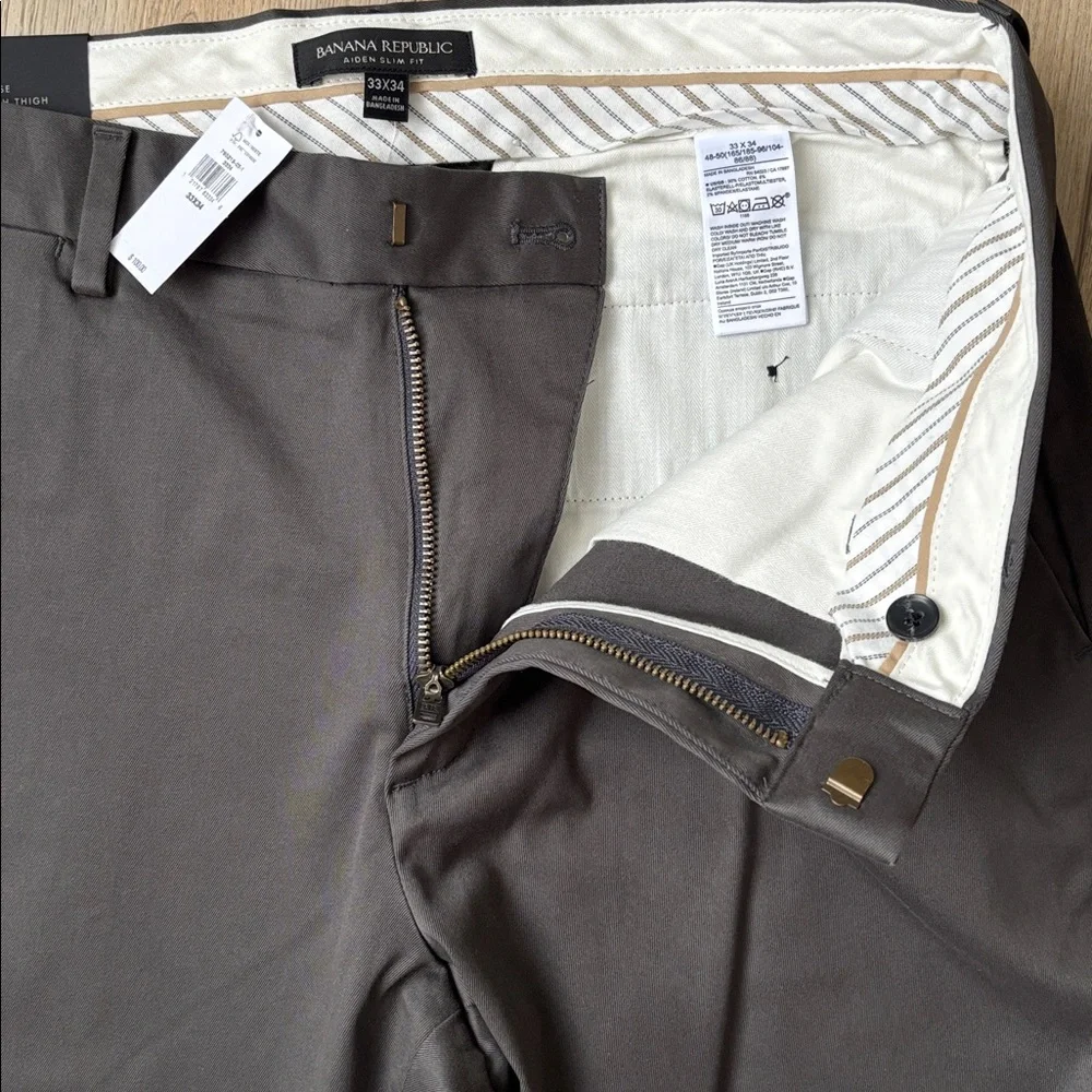 NWT Banana Republic Aiden Slim Fit Rapid Movement Chinos in Charcoal 33 x 34